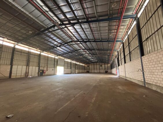 עם פתחים רחבים וחצר תפעולית ולפריקה וטעינה