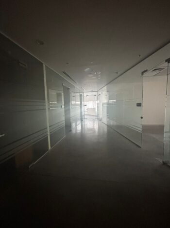 חצר תפעולית עם גישה לפריקה וטעינה