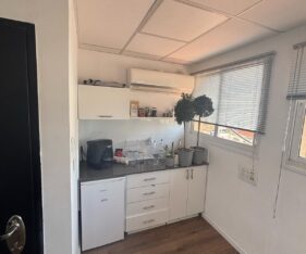 שירותים ומקלט בקומה