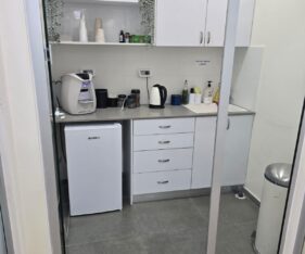 ממוקם באזור התעשייה נשר, קרוב לתחבורה ציבורית