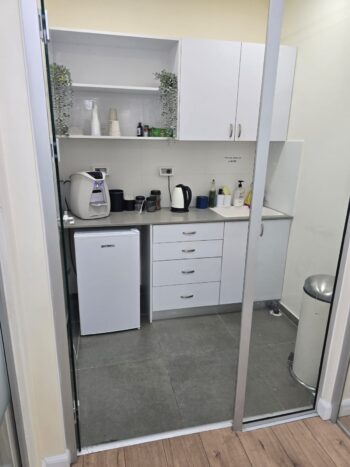 ממוקם באזור התעשייה נשר, קרוב לתחבורה ציבורית