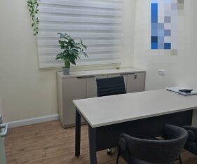 6 חדרים פרטיים, חדר ישיבות מרווח ומטבח מאובזר