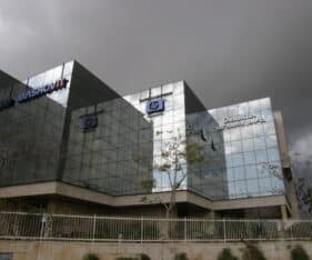 3 חנויות מסחר בשטחים שונים, חלקן מושכרות לשוכרים חזקים