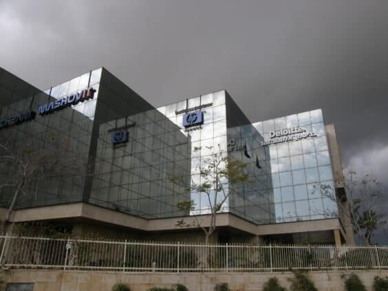 3 חנויות מסחר בשטחים שונים, חלקן מושכרות לשוכרים חזקים