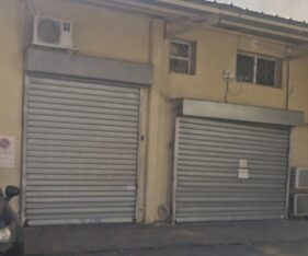 הכולל חניה וחצר לפריקה וטעינה