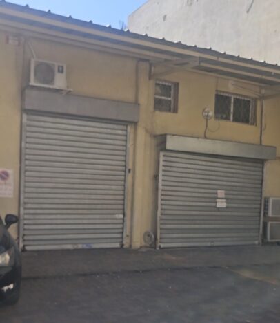 הכולל חניה וחצר לפריקה וטעינה