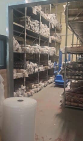 במרכז אזור תעשיה מתחם מחסנים בגדלים שונים