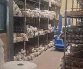 במרכז אזור תעשיה מתחם מחסנים בגדלים שונים