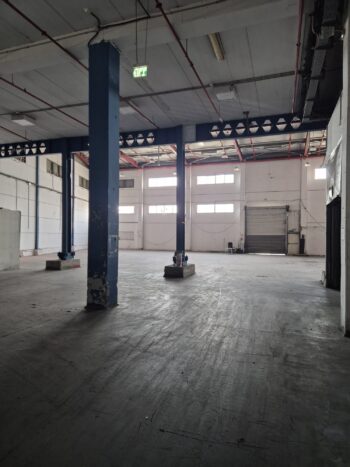 הנכס עצמאי ועם חצר תפעולית של דונם וחצי