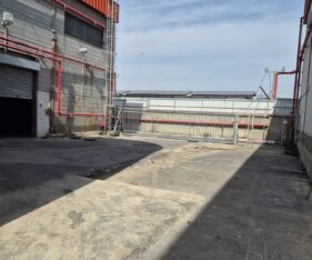 הגלריה מורכבת מחצי משרדים וחצי שטח אחסנה