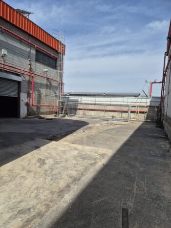 הגלריה מורכבת מחצי משרדים וחצי שטח אחסנה