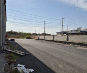 קיימים משרדים מסודרים בגודל כ 500 מר