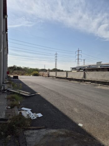 קיימים משרדים מסודרים בגודל כ 500 מר