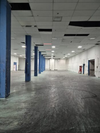 המבנה עם שטח רצפה של כ-3,200 מר וגלריה