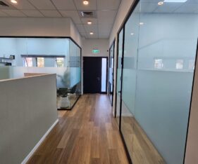 חדר פרטי בחלל משרדים משותף