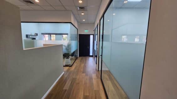 חדר פרטי בחלל משרדים משותף