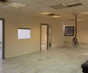 משרד המחולק ל 7 חדרים יפים ומוכנים לכניסה מיידית