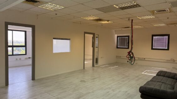 משרד המחולק ל 7 חדרים יפים ומוכנים לכניסה מיידית