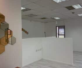 100 מטר מתחנת רכבת ומתחת לבניין תחנת אוטובוס