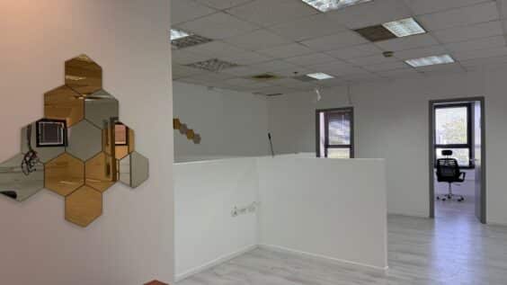 100 מטר מתחנת רכבת ומתחת לבניין תחנת אוטובוס