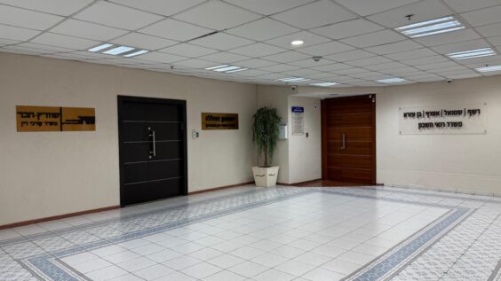 אופציה להשכרת חניות בבניין