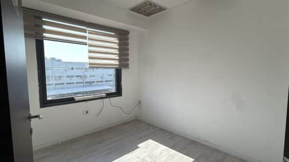 שרד המחולק ל 5 חדרים יפים ומוכנים לכניסה מיידית