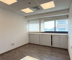 אפציה להשכרת חניות בבניין