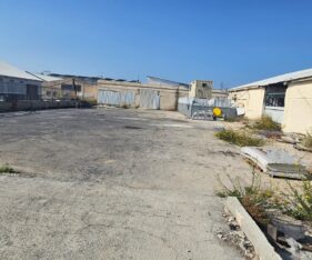 חצר תפעולית עם גישה לפריקה וטעינה