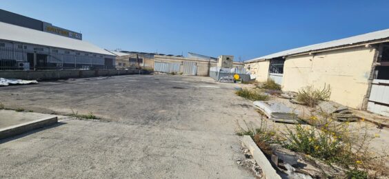 חצר תפעולית עם גישה לפריקה וטעינה