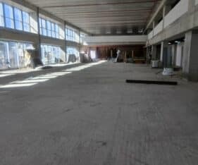 חזית לרחוב גובה תקרה 7 מטר