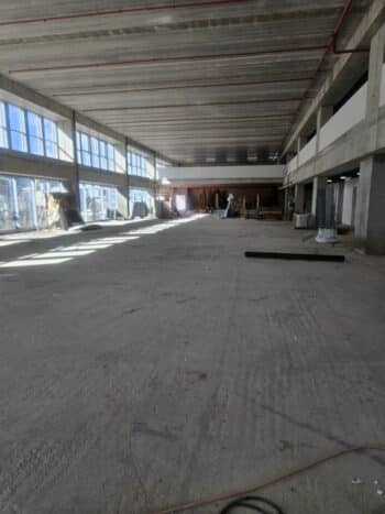 חזית לרחוב גובה תקרה 7 מטר