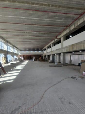 בבניין חדש ובמיקום מצויין קומת מסחר