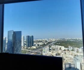 עם נוף אורבני מרהיב 