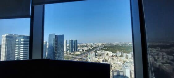 עם נוף אורבני מרהיב 