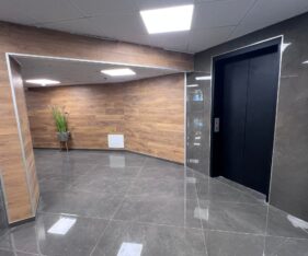 במיקום מרכזי ונגיש בלב אזור העסקים של יקנעם