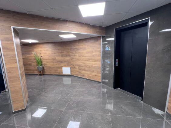 במיקום מרכזי ונגיש בלב אזור העסקים של יקנעם