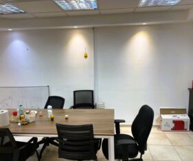 חלוקה פונקציונלית ונוחה לאופן ספייס, משרדים פרטיים מרווחים, חדר ישיבות ומטבח