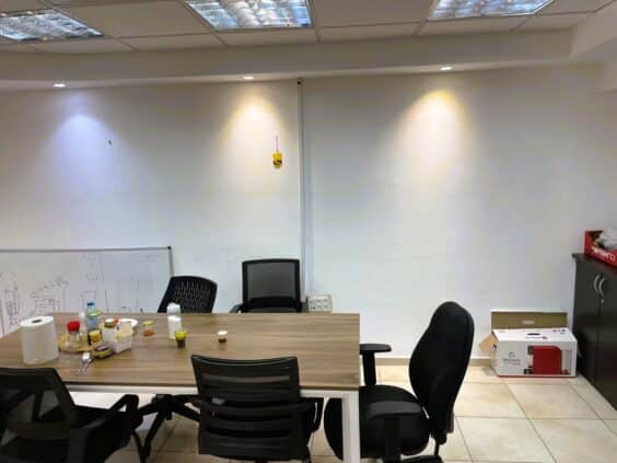 חלוקה פונקציונלית ונוחה לאופן ספייס, משרדים פרטיים מרווחים, חדר ישיבות ומטבח