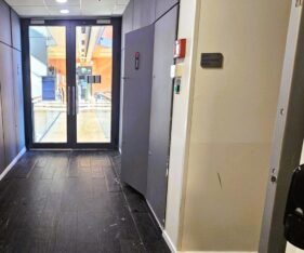 שפע של אור טבעי בזכות חלונות מסך גדולים ונוף פתוח