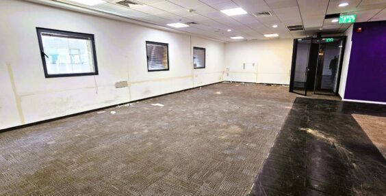 גמר הייטק מוקפד, תקרות אקוסטיות, תשתיות תקשורת מתקדמות