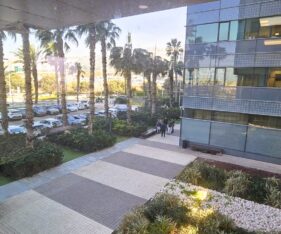 סמוך לתחנת רכבת, תחבורה ציבורית וצירי תנועה ראשיים