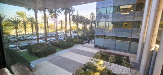 סמוך לתחנת רכבת, תחבורה ציבורית וצירי תנועה ראשיים