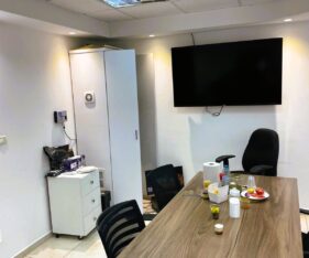 המשרד מסודר, מושקע ומואר