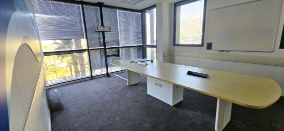 סמוך לתחנת רכבת, תחבורה ציבורית וצירי תנועה ראשיים