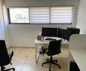 חדר ישיבות מרווח, עמדת קבלה ומזכירות אלגנטית