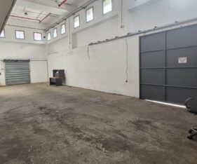 מבנה ייצוגי עם חניון צמוד