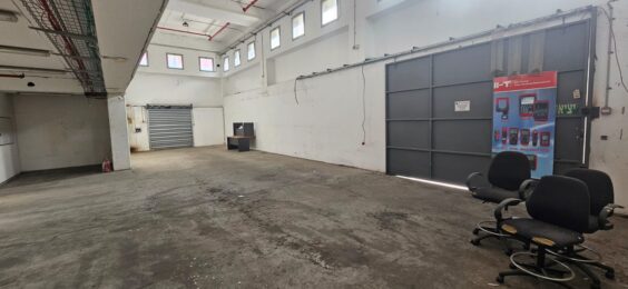 מבנה ייצוגי עם חניון צמוד