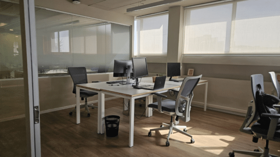 לבניין גג עצום לשימוש בלעדי