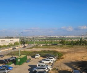 יש חניון ציבורי באזור