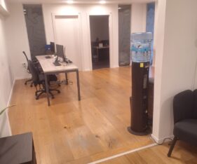 חצר תפעולית עם גישה לרחבת פריקה וטעינה